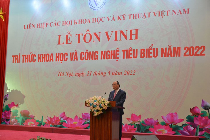 Chủ tịch nước Nguyễn Xuân Phúc: Trí thức phải miệt mài hơn nữa, sáng tạo hơn nữa - Ảnh 4. Chủ tịch nước Nguyễn Xuân Phúc: Trí thức phải miệt mài hơn nữa, sáng tạo hơn nữa - Ảnh 4.
