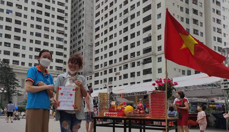 Hà Nội: Cư dân chung cư lắp LED rộng hơn 60m2 cổ vũ cho 2 trận chung kết bóng đá SEA Games 31 - Ảnh 2.