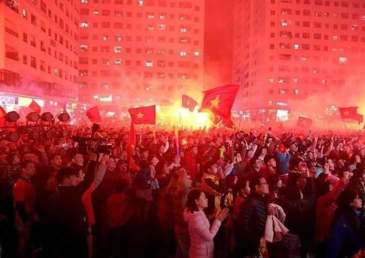 Hà Nội: Cư dân chung cư lắp LED rộng hơn 60m2 cổ vũ cho 2 trận chung kết bóng đá SEA Games 31 - Ảnh 6.