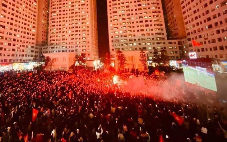 Hà Nội: Cư dân chung cư lắp LED rộng hơn 60m2 cổ vũ cho 2 trận chung kết bóng đá SEA Games 31