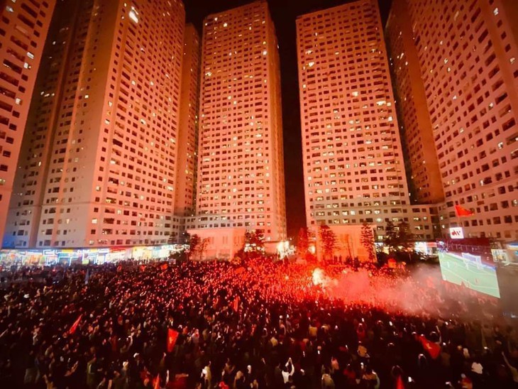 Hà Nội: Cư dân chung cư lắp LED rộng hơn 60m2 cổ vũ cho 2 trận chung kết bóng đá SEA Games 31 - Ảnh 5.