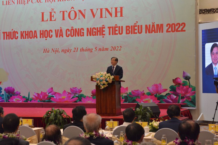 Chủ tịch nước Nguyễn Xuân Phúc: Trí thức phải miệt mài hơn nữa, sáng tạo hơn nữa - Ảnh 3. Chủ tịch nước Nguyễn Xuân Phúc: Trí thức phải miệt mài hơn nữa, sáng tạo hơn nữa - Ảnh 3.