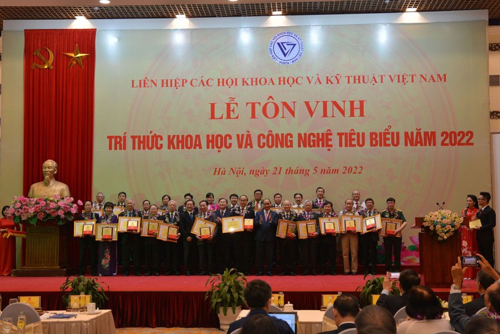 Chủ tịch nước Nguyễn Xuân Phúc: Trí thức phải miệt mài hơn nữa, sáng tạo hơn nữa - Ảnh 2. Chủ tịch nước Nguyễn Xuân Phúc: Trí thức phải miệt mài hơn nữa, sáng tạo hơn nữa - Ảnh 2.