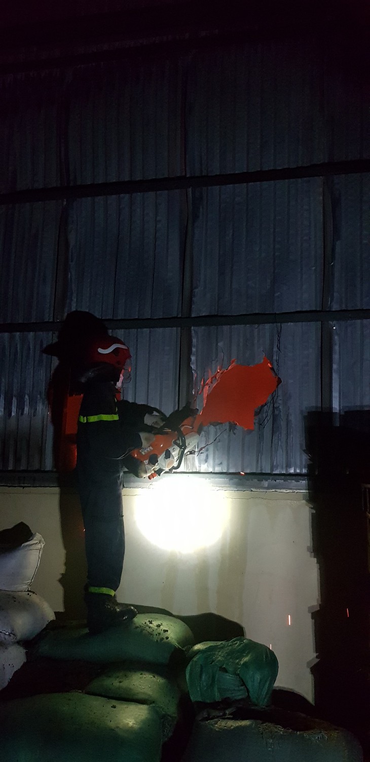 Hà Nội: Cháy xưởng gỗ gần 500m2 trong làng nghề  - Ảnh 1.