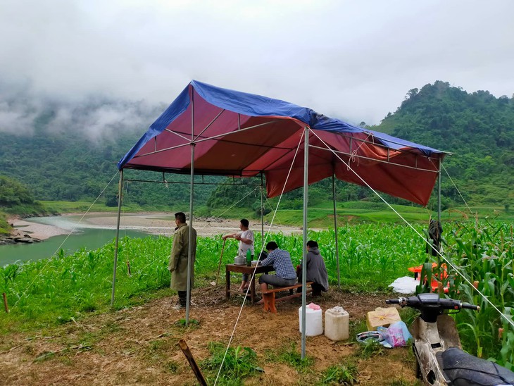 Lật thuyền trên sông Gâm, 2 vợ chồng mất tích trong đêm - Ảnh 2. Lật thuyền trên sông Gâm, 2 vợ chồng mất tích trong đêm - Ảnh 2.