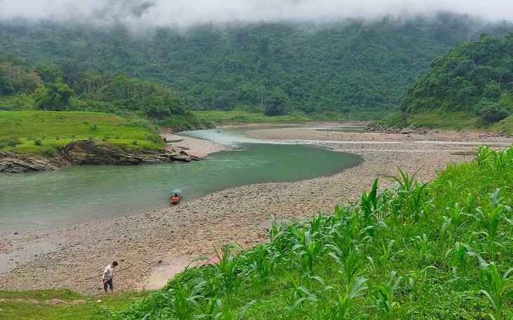 Lật thuyền trên sông Gâm, 2 vợ chồng mất tích trong đêm