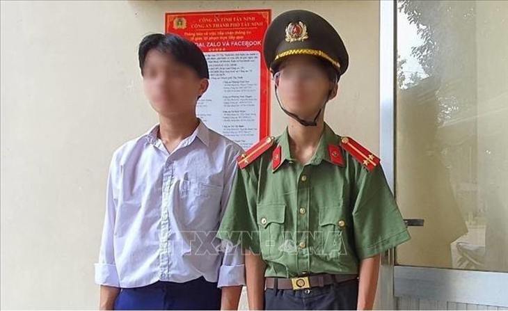 Bắt 2 thanh niên giả danh công an đến tiệm cầm đồ thu tiền - Ảnh 1.