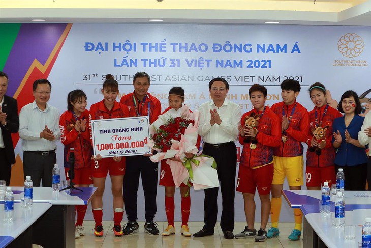 Giành huy chương vàng, các cầu thủ bóng đá nữ Việt Nam được 'thưởng nóng' bao nhiêu tiền? - Ảnh 2. Giành huy chương vàng, các cầu thủ bóng đá nữ Việt Nam được 'thưởng nóng' bao nhiêu tiền? - Ảnh 2.