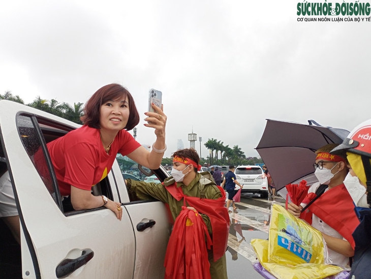 Người hâm mộ sẵn sàng 'bùng cháy', ăn mừng chiến thắng của U23 Việt Nam trước - Ảnh 12.