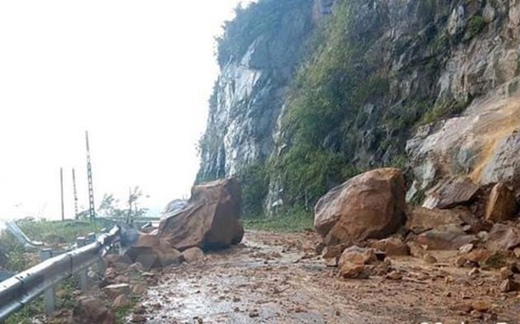 Mưa lớn kéo dài gây sạt lở đất tại một số địa phương, ách tắc giao thông cục bộ