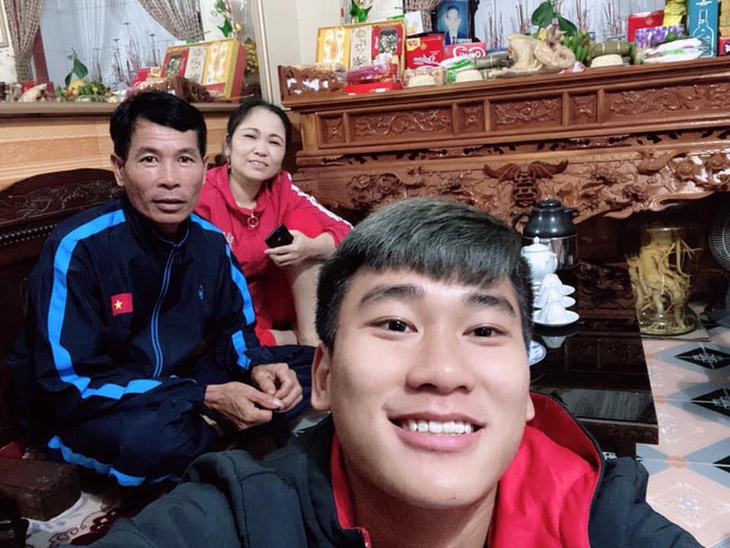 Điều ít biết về "chuyện tình mật ngọt" của "người hùng" vừa có pha ghi bàn bằng đầu đem lại chiến thắng lịch sử cho U23 Việt Nam - Ảnh 5. Điều ít biết về "chuyện tình mật ngọt" của "người hùng" vừa có pha ghi bàn bằng đầu đem lại chiến thắng lịch sử cho U23 Việt Nam - Ảnh 5.