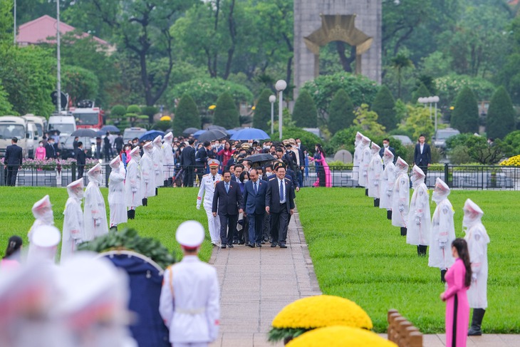 Lãnh đạo Đảng, Nhà nước và ĐBQH vào Lăng viếng Chủ tịch Hồ Chí Minh trước khi khai mạc Kỳ họp thứ 3 - Ảnh 2.