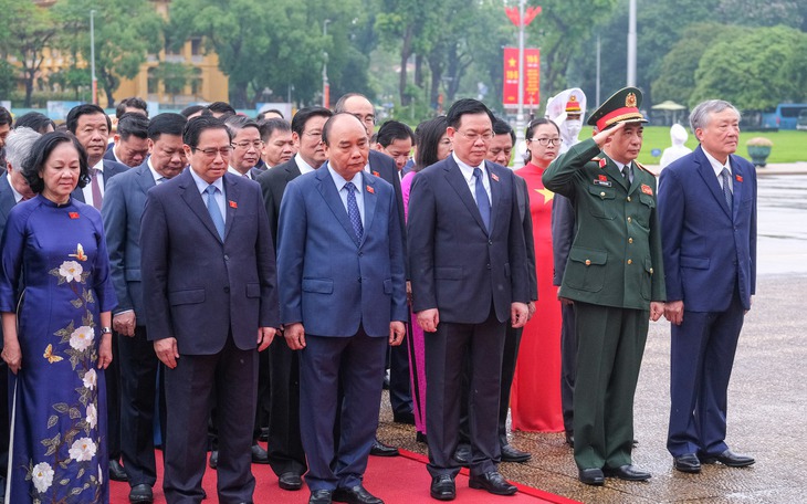 Lãnh đạo Đảng, Nhà nước và ĐBQH vào Lăng viếng Chủ tịch Hồ Chí Minh trước khi Khai mạc Kỳ họp thứ 3