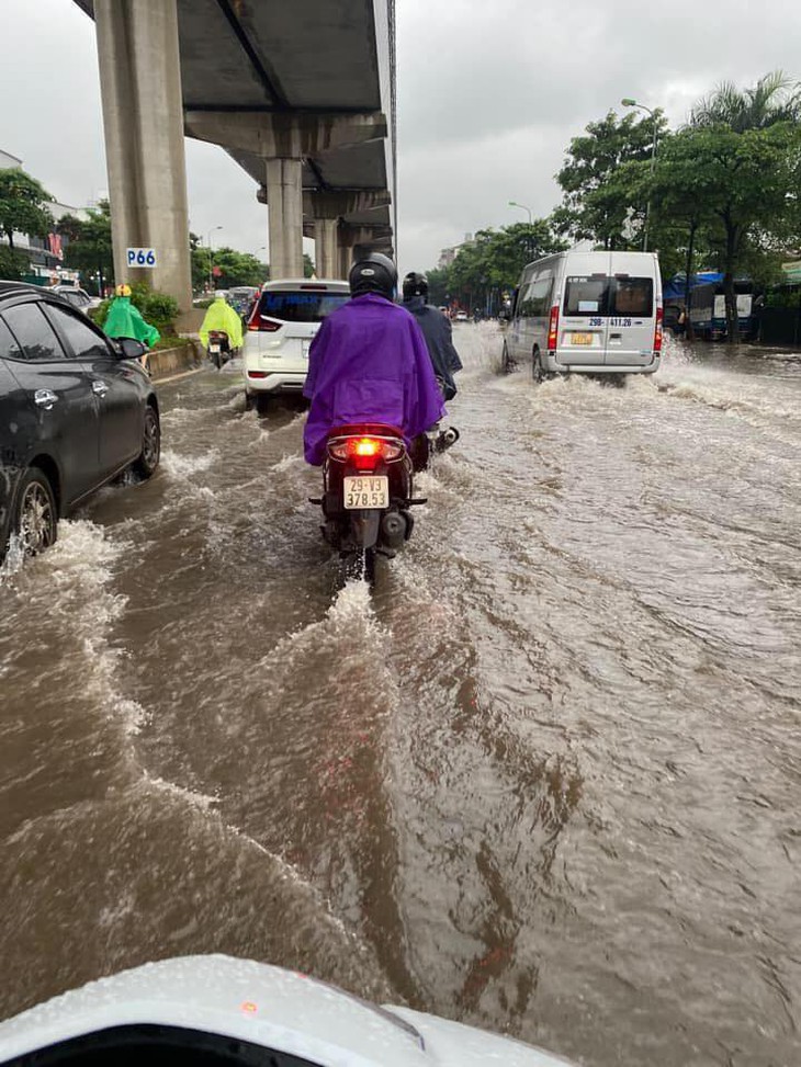 Mưa lớn kéo dài cả đêm, người dân Hà Nội đi làm trong "biển nước" - Ảnh 5.
