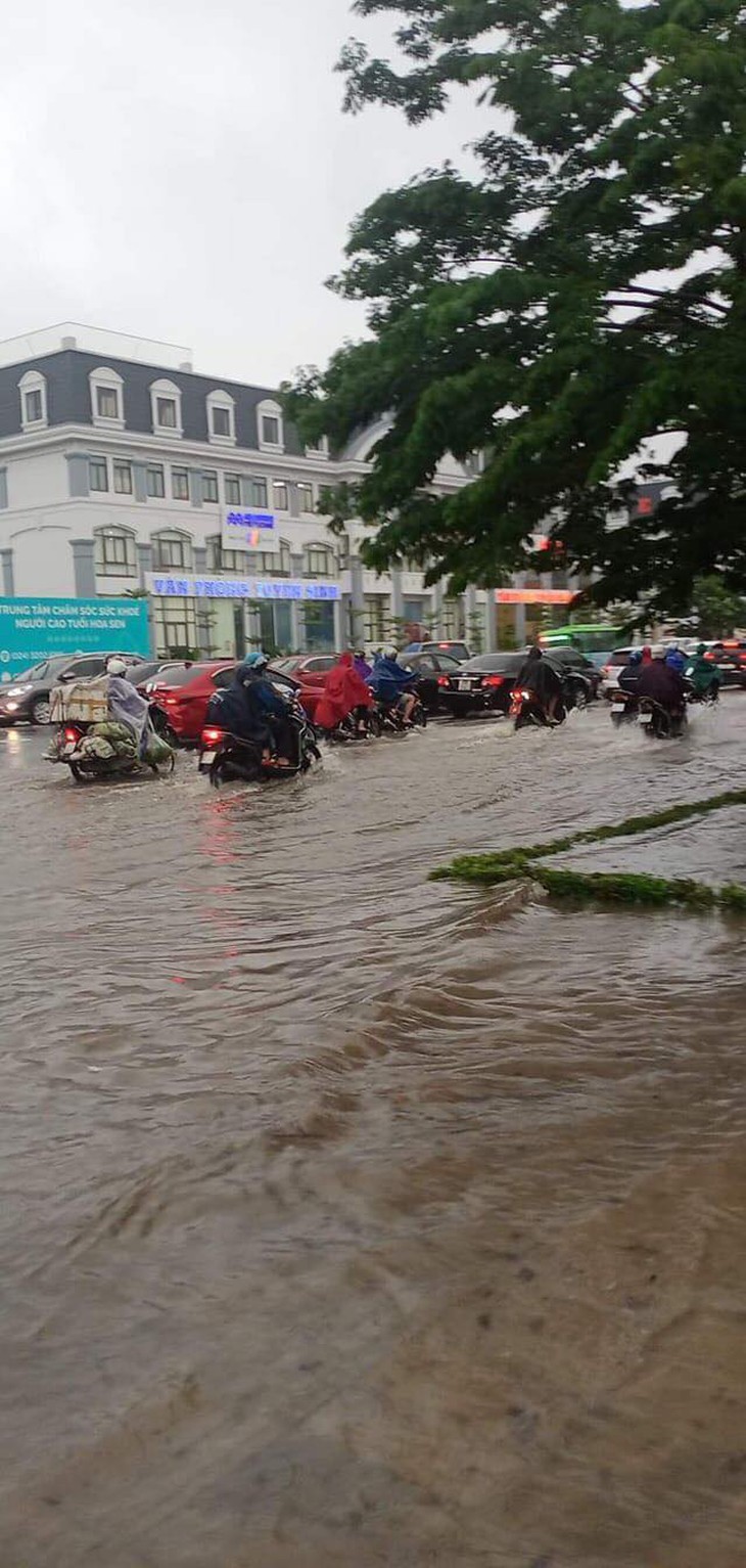 Mưa lớn kéo dài cả đêm, người dân Hà Nội đi làm trong "biển nước" - Ảnh 6.