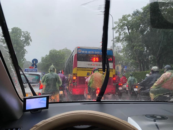 Mưa lớn kéo dài cả đêm, người dân Hà Nội đi làm trong "biển nước" - Ảnh 11.