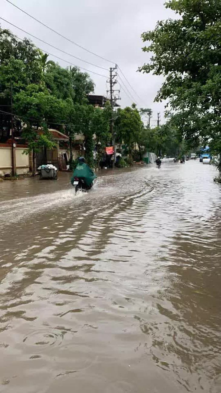 Mưa lớn kéo dài cả đêm, người dân Hà Nội đi làm trong "biển nước" - Ảnh 8.