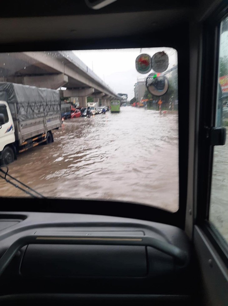 Mưa lớn kéo dài cả đêm, người dân Hà Nội đi làm trong "biển nước" - Ảnh 9.