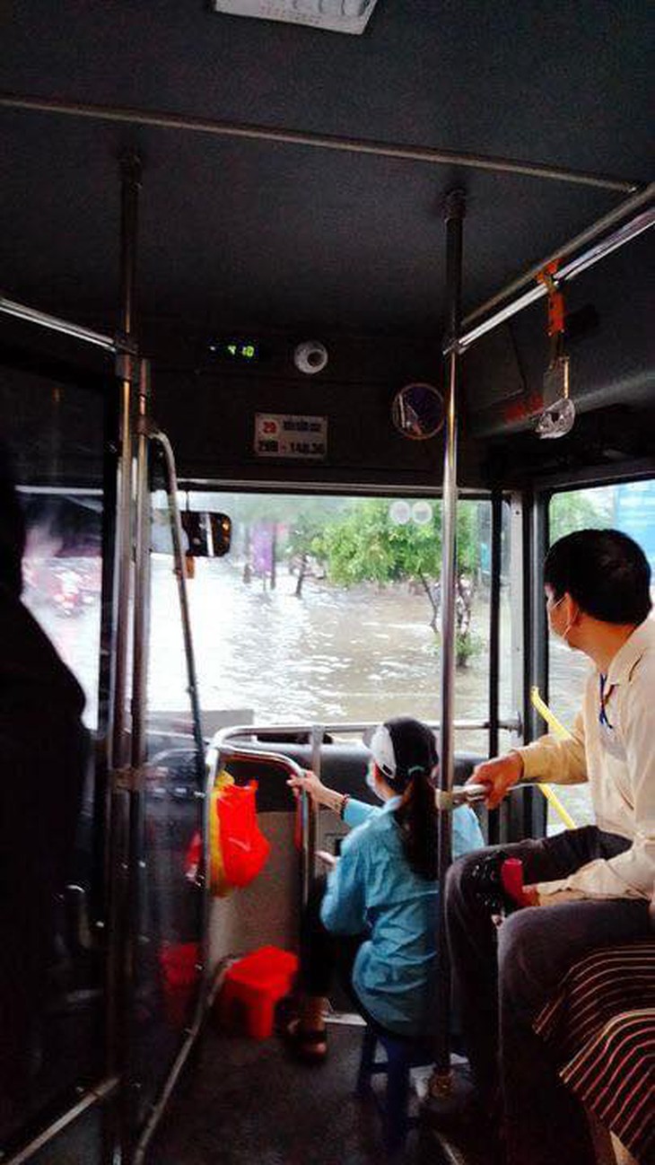 Mưa lớn kéo dài cả đêm, người dân Hà Nội đi làm trong "biển nước" - Ảnh 10.