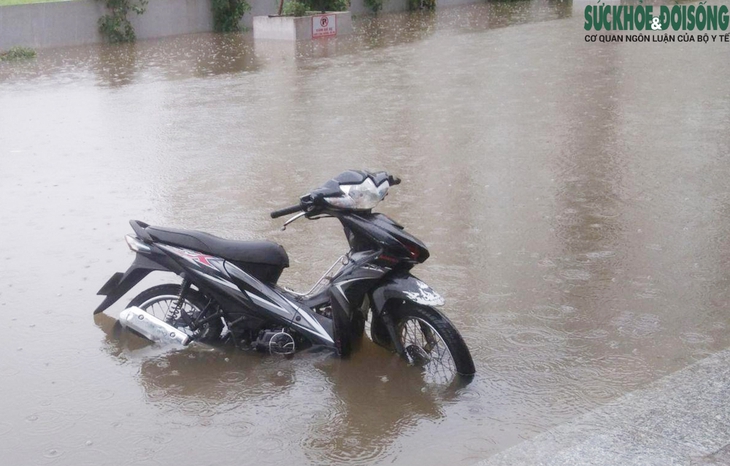 Hà Nội: Mưa ngập đến nửa mét, học sinh xắn quần lội nước đến trường - Ảnh 8.