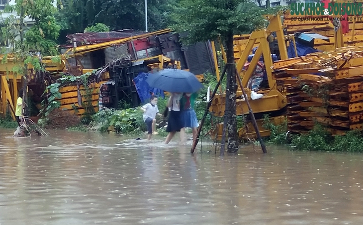 Hà Nội: Mưa ngập đến nửa mét, học sinh xắn quần lội nước đến trường - Ảnh 6.