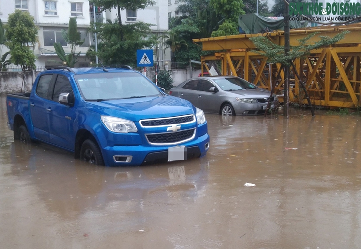 Hà Nội: Mưa ngập đến nửa mét, học sinh xắn quần lội nước đến trường - Ảnh 10.