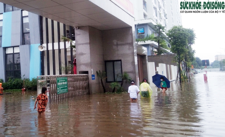 Hà Nội: Mưa ngập đến nửa mét, học sinh xắn quần lội nước đến trường - Ảnh 2.