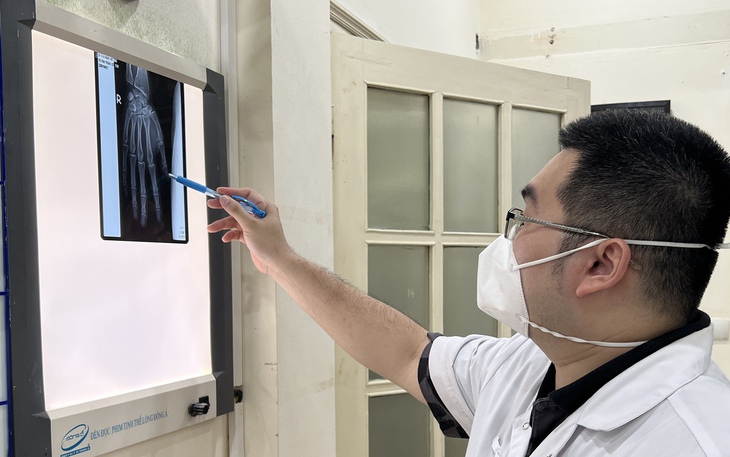 Chơi điện tử trên điện thoại đang sạc, nam thanh niên nát tay