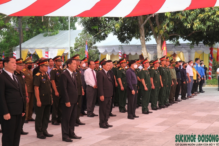 An táng 103 hài cốt liệt sĩ quân tình nguyện, chuyên gia Việt Nam hy sinh ở Lào - Ảnh 2. An táng 103 hài cốt liệt sĩ quân tình nguyện, chuyên gia Việt Nam hy sinh ở Lào - Ảnh 2.