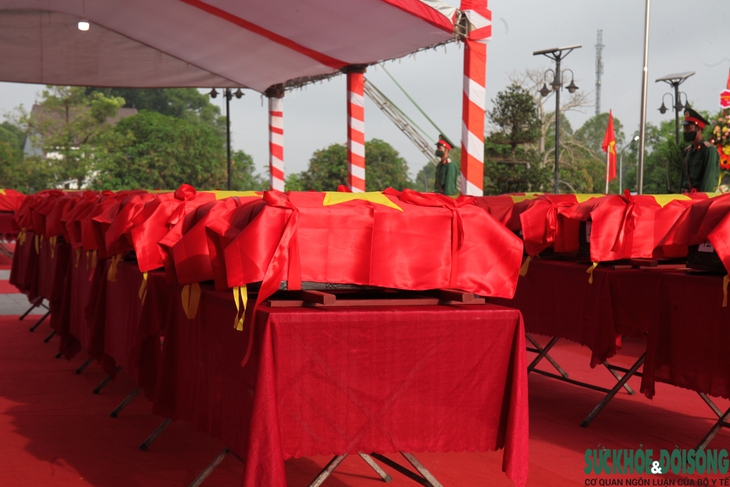 An táng 103 hài cốt liệt sĩ quân tình nguyện, chuyên gia Việt Nam hy sinh ở Lào - Ảnh 3. An táng 103 hài cốt liệt sĩ quân tình nguyện, chuyên gia Việt Nam hy sinh ở Lào - Ảnh 3.