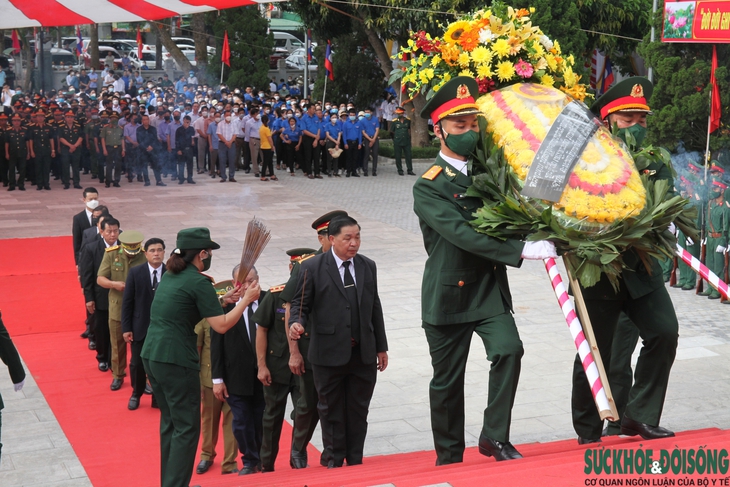 An táng 103 hài cốt liệt sĩ quân tình nguyện, chuyên gia Việt Nam hy sinh ở Lào - Ảnh 9. An táng 103 hài cốt liệt sĩ quân tình nguyện, chuyên gia Việt Nam hy sinh ở Lào - Ảnh 9.