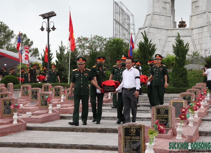 An táng 103 hài cốt liệt sĩ quân tình nguyện, chuyên gia Việt Nam hy sinh ở Lào - Ảnh 7. An táng 103 hài cốt liệt sĩ quân tình nguyện, chuyên gia Việt Nam hy sinh ở Lào - Ảnh 7.