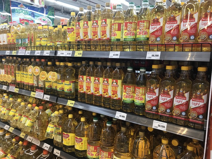 Dầu ăn, mì tôm, trứng... "rủ nhau" tăng giá, người tiêu dùng kêu trời - Ảnh 1.
