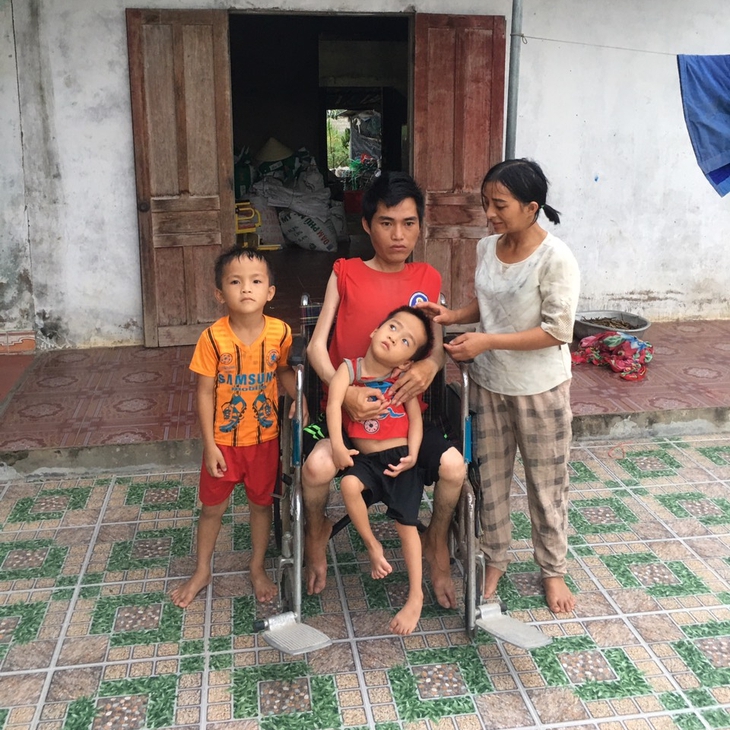 Vợ chồng tật nguyền cầu xin sự sống cho hai đứa con bại não - Ảnh 2. Vợ chồng tật nguyền cầu xin sự sống cho hai đứa con bại não - Ảnh 2.