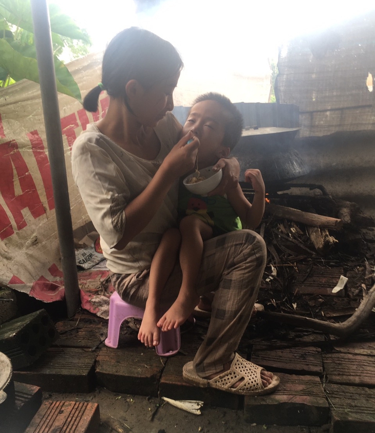 Vợ chồng tật nguyền cầu xin sự sống cho hai đứa con bại não - Ảnh 4. Vợ chồng tật nguyền cầu xin sự sống cho hai đứa con bại não - Ảnh 4.