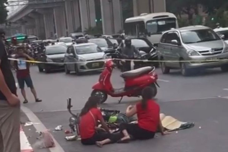 Thương tâm bé 2 tuổi tử vong khi ngã vào bánh xe - Ảnh 2. Thương tâm bé 2 tuổi tử vong khi ngã vào bánh xe - Ảnh 2.