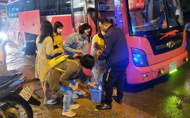 Cần đình chỉ hoạt động xe khách gắn biển số Lào hoạt động "chui" tại Việt Nam