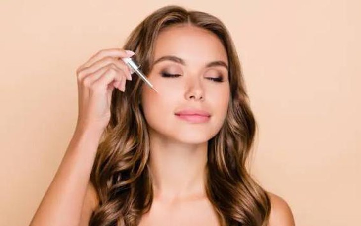 Chữa lành da mụn bằng serum tự làm