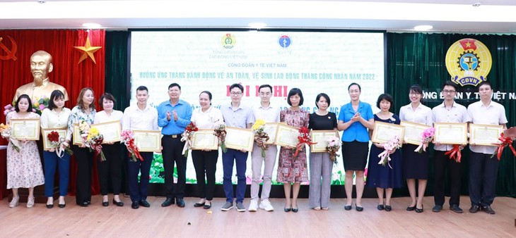 Thứ trưởng Bộ Y tế Đỗ Xuân Tuyên, Chủ tịch Công đoàn Y tế Việt Nam Phạm Thanh Bình trao tặng bằng khen công nhân, viên chức, lao động giỏi ngành Y tế năm 2022.