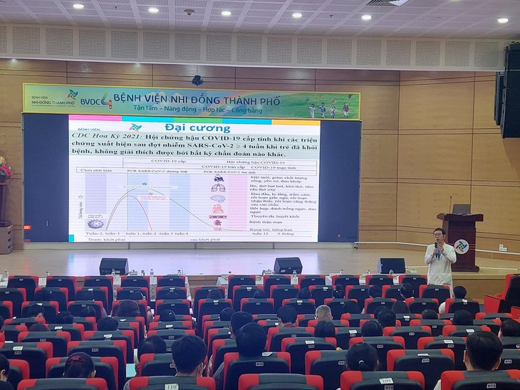 Gia tăng ca mắc sốt xuất huyết, tay chân miệng... tập huấn khẩn công tác điều trị cho gần 1.000 y tế bác sĩ - Ảnh 1. Gia tăng ca mắc sốt xuất huyết, tay chân miệng... tập huấn khẩn công tác điều trị cho gần 1.000 y tế bác sĩ - Ảnh 1.
