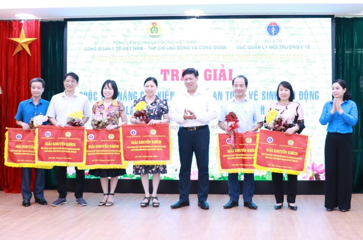 Thứ trưởng Bộ Y tế Đỗ Xuyên Tuyên cùng các công đoàn cơ sở đoạt giải cuộc thi trực tuyến ""Nâng cao kiến thức về an toàn, vệ sinh lao động tại nơi làm việc trong phòng, chống dịch Covid-19". Ảnh: Xuân Bách