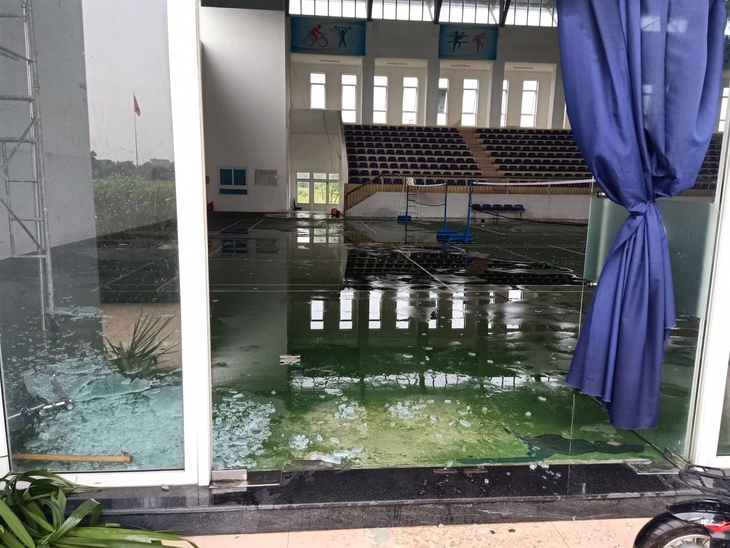 Mưa giông kèm theo lốc xoáy làm nhiều nhà dân bị tốc mái - Ảnh 4.