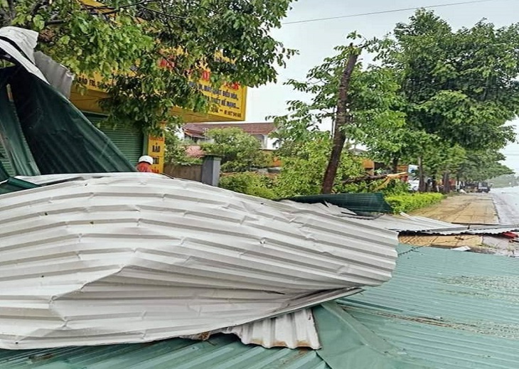 Mưa giông kèm theo lốc xoáy làm nhiều nhà dân bị tốc mái - Ảnh 7.