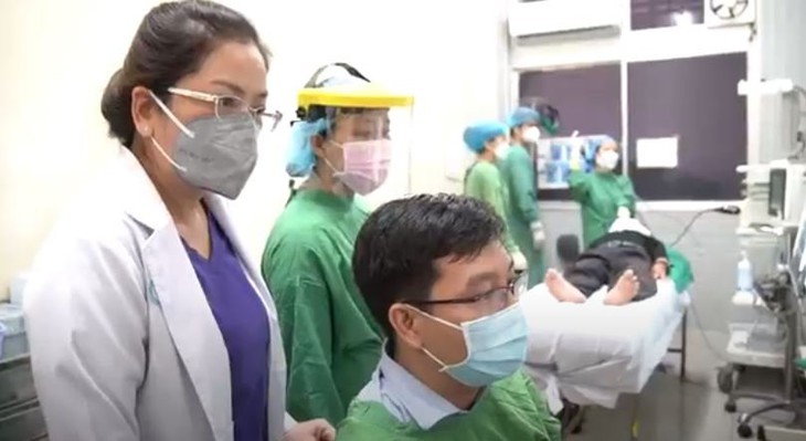 Xương ống heo bị "giấu" 20 năm trong thành phế quản của người đàn ông - Ảnh 2. Xương ống heo bị "giấu" 20 năm trong thành phế quản của người đàn ông - Ảnh 2.
