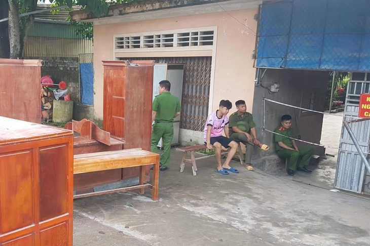 "Hố tử thần" sâu gần 10m xuất hiện trong nhà dân - Ảnh 5. "Hố tử thần" sâu gần 10m xuất hiện trong nhà dân - Ảnh 5.
