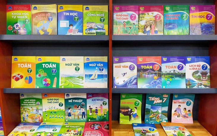 Không phải vì lợi nhuận của "một ai đó" mà nâng giá sách giáo khoa