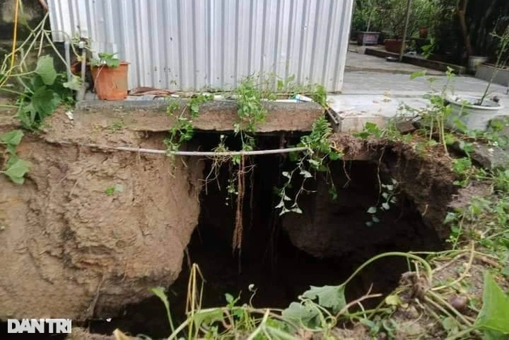 "Hố tử thần" sâu gần 10m xuất hiện trong nhà dân - Ảnh 2. "Hố tử thần" sâu gần 10m xuất hiện trong nhà dân - Ảnh 2.