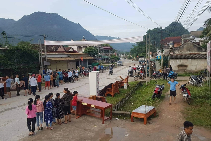"Hố tử thần" sâu gần 10m xuất hiện trong nhà dân - Ảnh 4. "Hố tử thần" sâu gần 10m xuất hiện trong nhà dân - Ảnh 4.