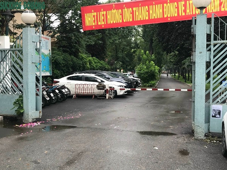 Ngang nhiên “xẻ thịt” công viên Thống Nhất thành bãi xe ? - Ảnh 1.