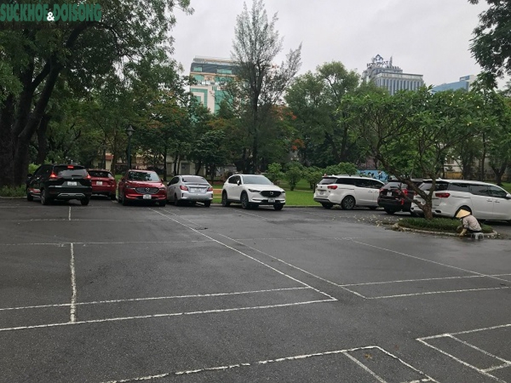 Ngang nhiên “xẻ thịt” công viên Thống Nhất thành bãi xe ? - Ảnh 5.